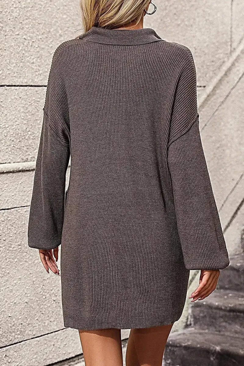 Trui-jurk met kraag, knoopsluiting aan de voorkant, lange mouwen en zakken voor dames.
