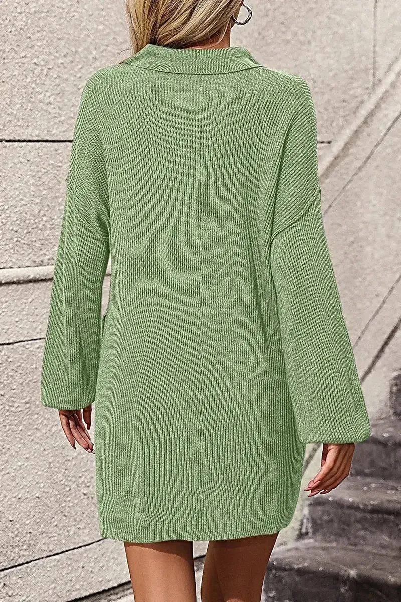 Trui-jurk met kraag, knoopsluiting aan de voorkant, lange mouwen en zakken voor dames.
