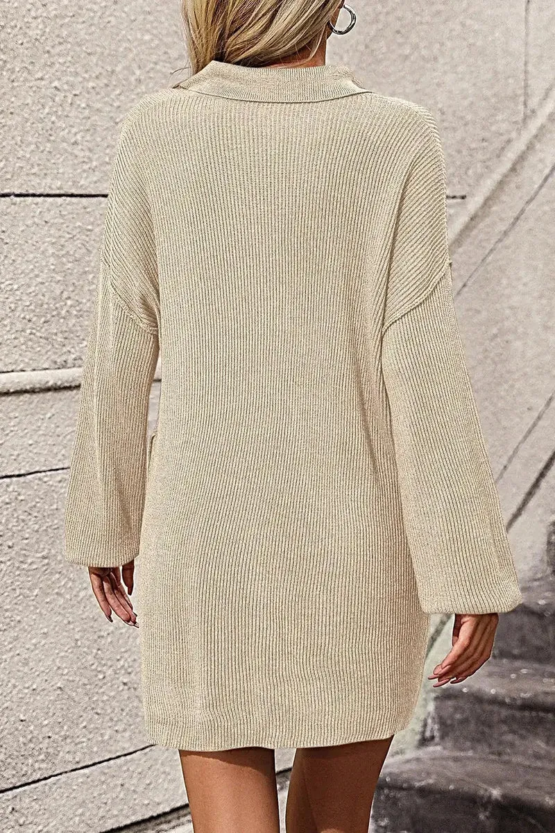 Trui-jurk met kraag, knoopsluiting aan de voorkant, lange mouwen en zakken voor dames.