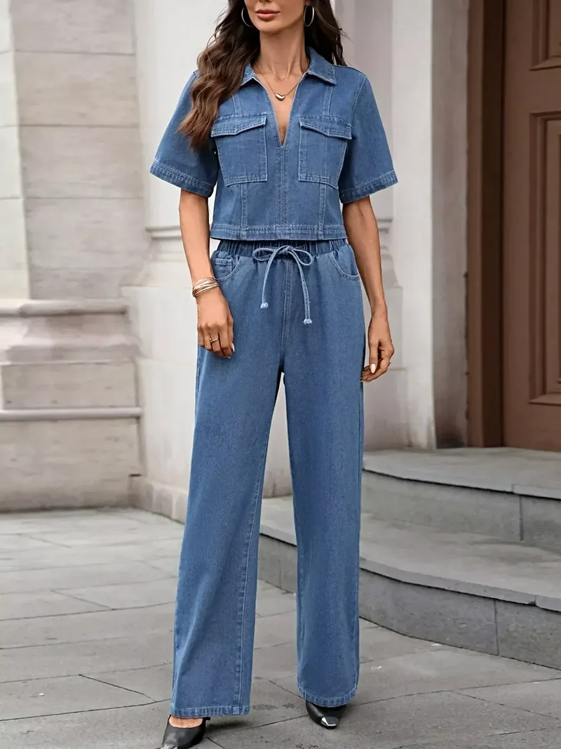 Stijlvolle tweedelige set bestaande uit een broek met trekkoord en een top met korte mouwen en zakken - Denim Elegantie