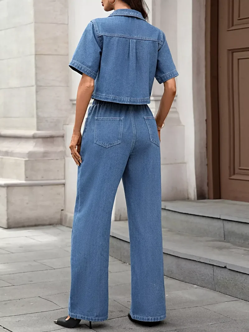 Stijlvolle tweedelige set bestaande uit een broek met trekkoord en een top met korte mouwen en zakken - Denim Elegantie