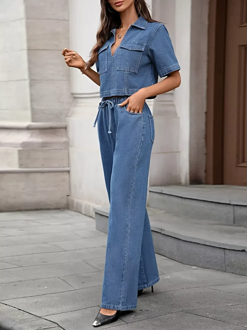 Stijlvolle tweedelige set bestaande uit een broek met trekkoord en een top met korte mouwen en zakken - Denim Elegantie