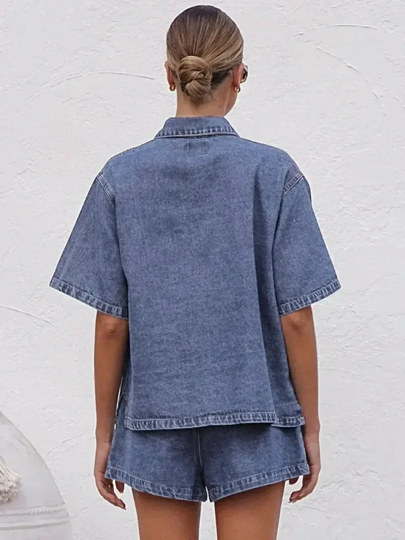 Chique denim outfit met kraag: top met knoopjes en short met trekkoord voor een stijlvolle en comfortabele look.