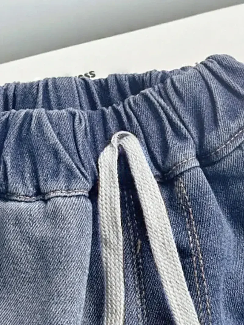 Chique denim outfit met kraag: top met knoopjes en short met trekkoord voor een stijlvolle en comfortabele look.
