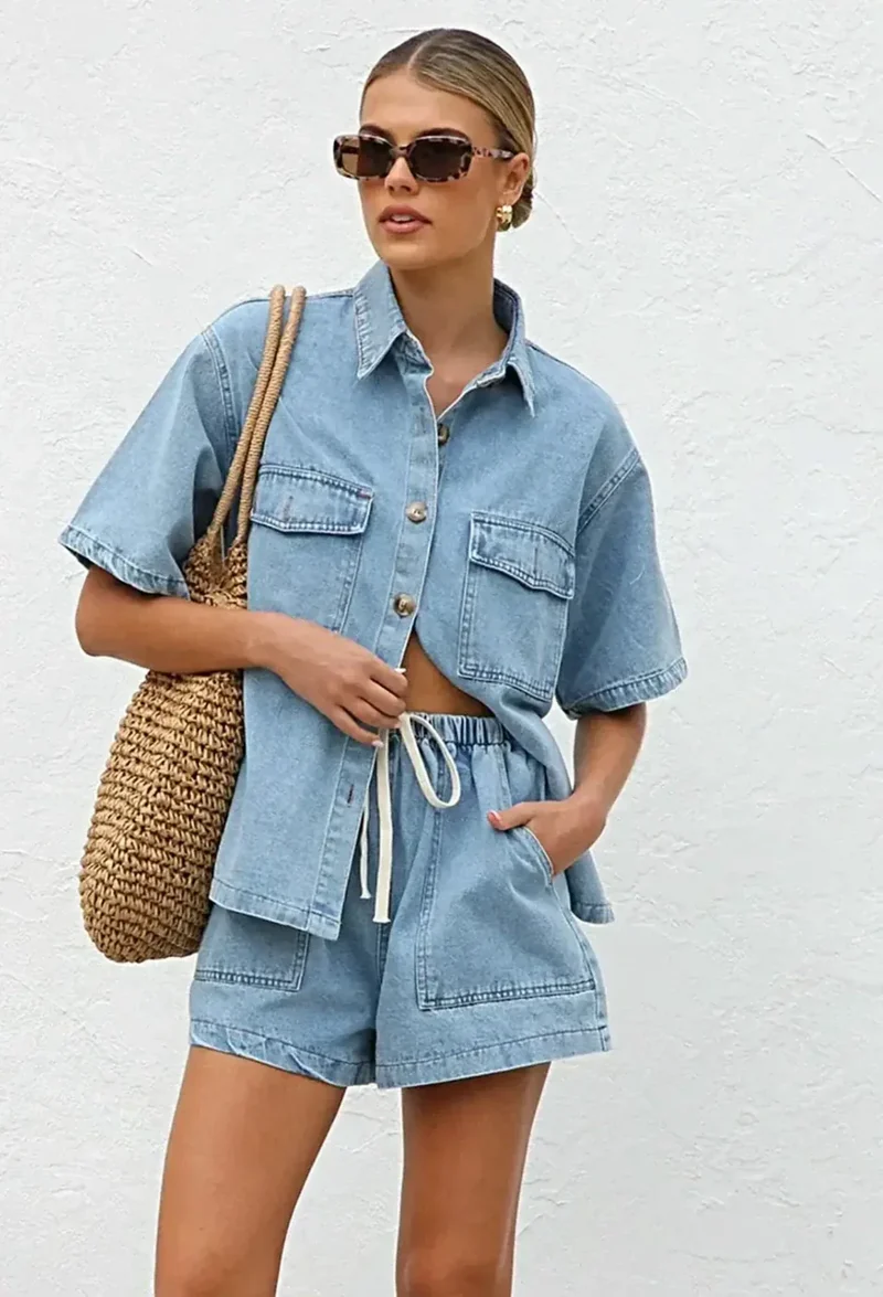 Chique denim outfit met kraag: top met knoopjes en short met trekkoord voor een stijlvolle en comfortabele look.
