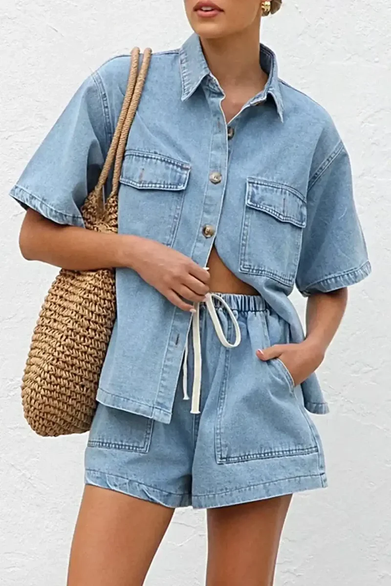 Chique denim outfit met kraag: top met knoopjes en short met trekkoord voor een stijlvolle en comfortabele look.