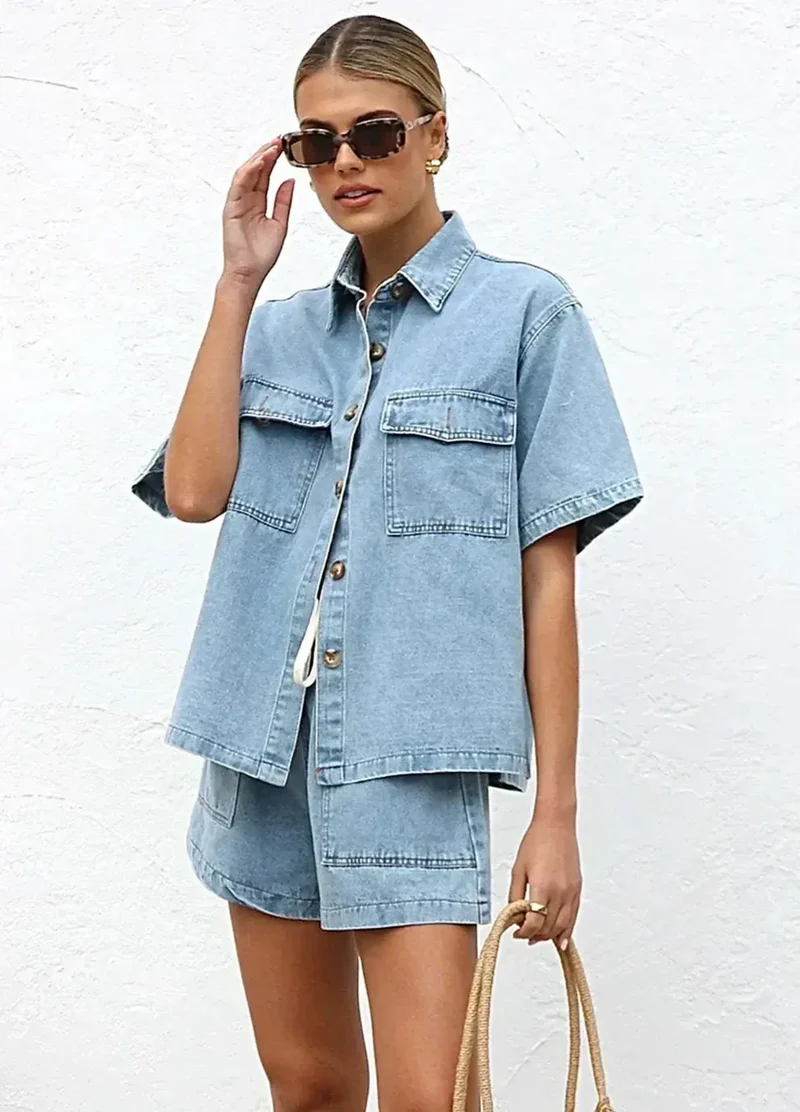 Chique denim outfit met kraag: top met knoopjes en short met trekkoord voor een stijlvolle en comfortabele look.