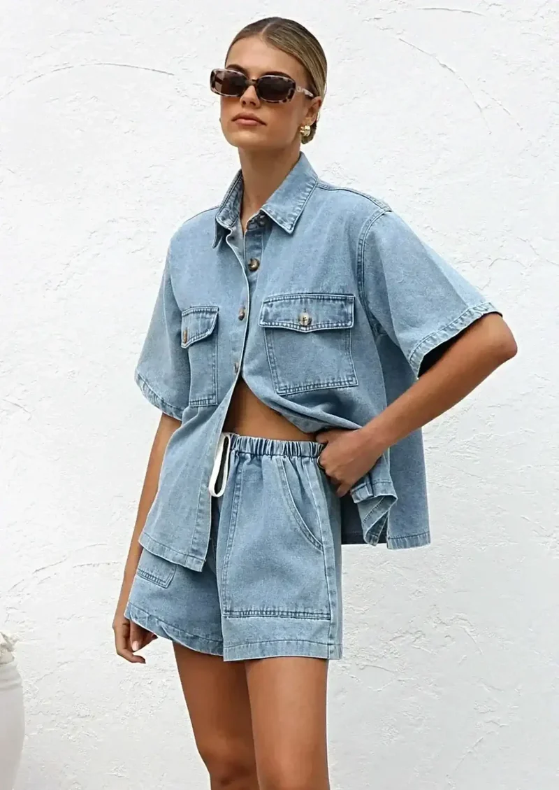 Chique denim outfit met kraag: top met knoopjes en short met trekkoord voor een stijlvolle en comfortabele look.