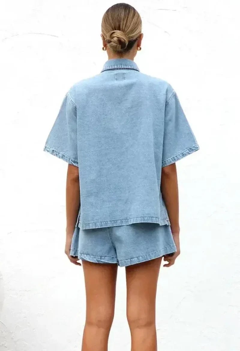 Chique denim outfit met kraag: top met knoopjes en short met trekkoord voor een stijlvolle en comfortabele look.