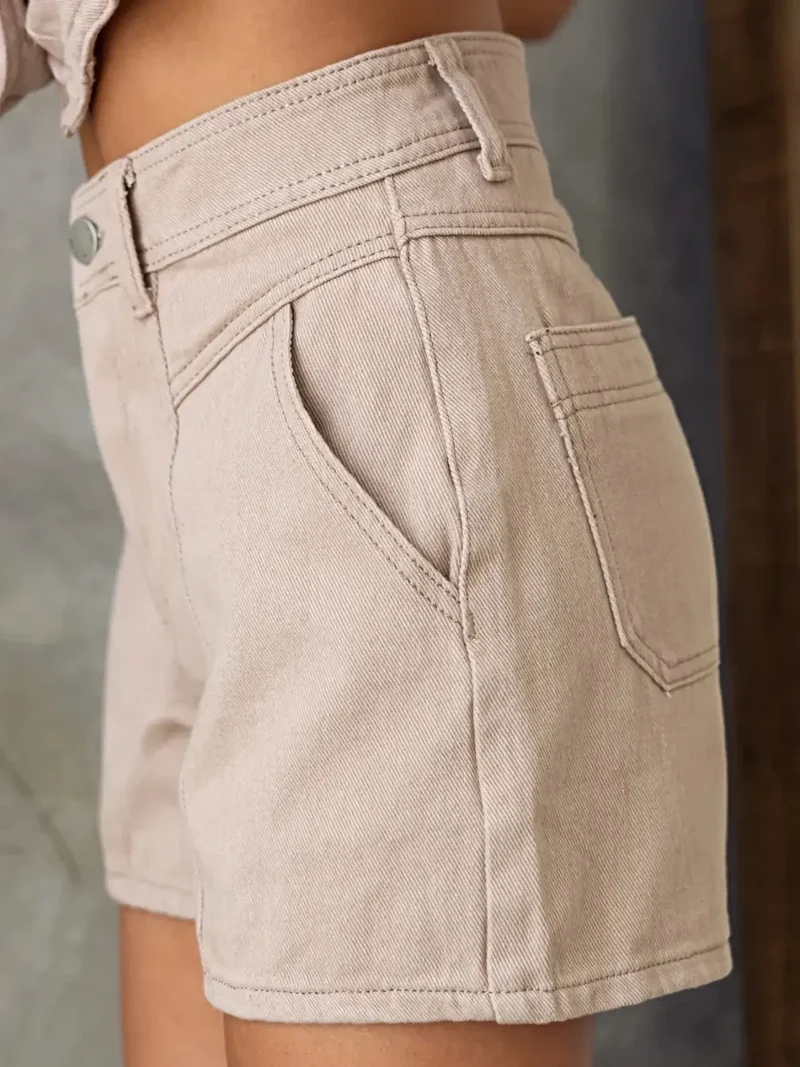 Stijlvolle mouwloze denim set met top met knoopjes en short met zakken voor chique zomerlooks