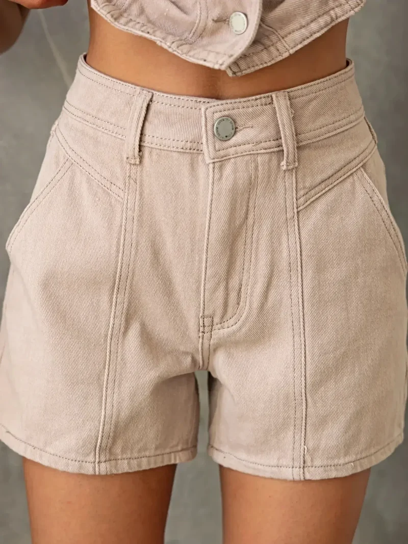 Stijlvolle mouwloze denim set met top met knoopjes en short met zakken voor chique zomerlooks