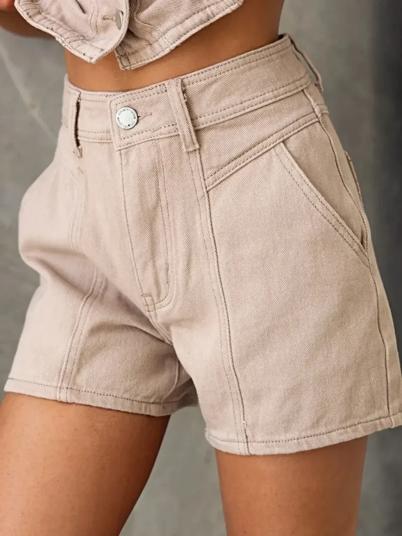 Stijlvolle mouwloze denim set met top met knoopjes en short met zakken voor chique zomerlooks