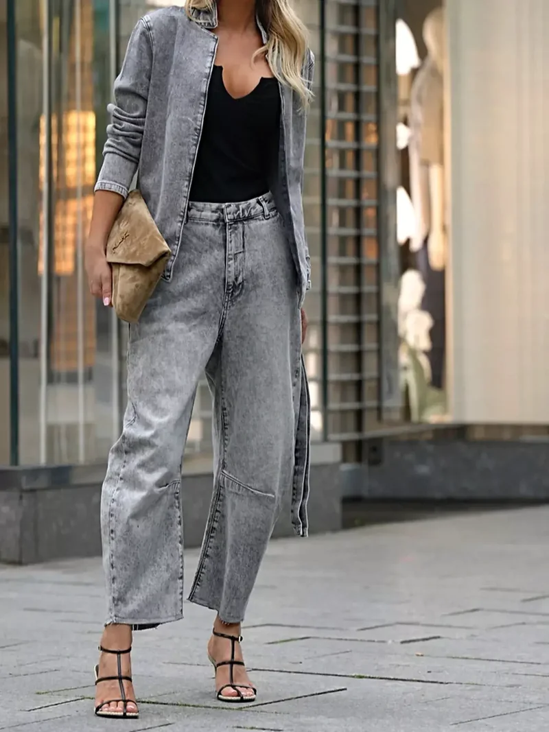 Chique outfit met top met lange mouwen en wijde jeans - een set van denim met knoopjes voor een moeiteloze stijl.
