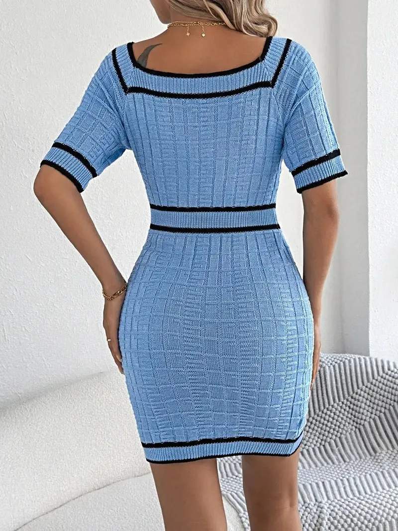 Elegante damesjurk van viscose met decoratieve knopen en korte mouwen.