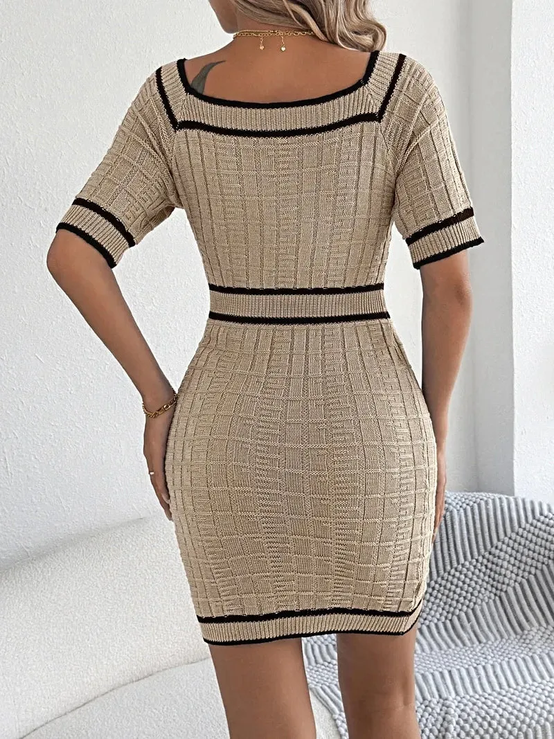 Elegante damesjurk van viscose met decoratieve knopen en korte mouwen.