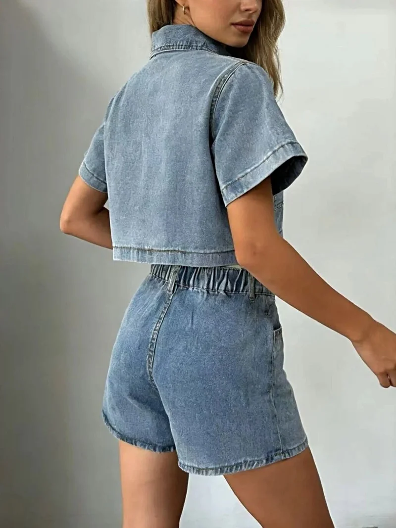 Stijlvolle crop top met knoopjes en bijpassende rokbroek - 85% katoenen denim, klassieke chique look