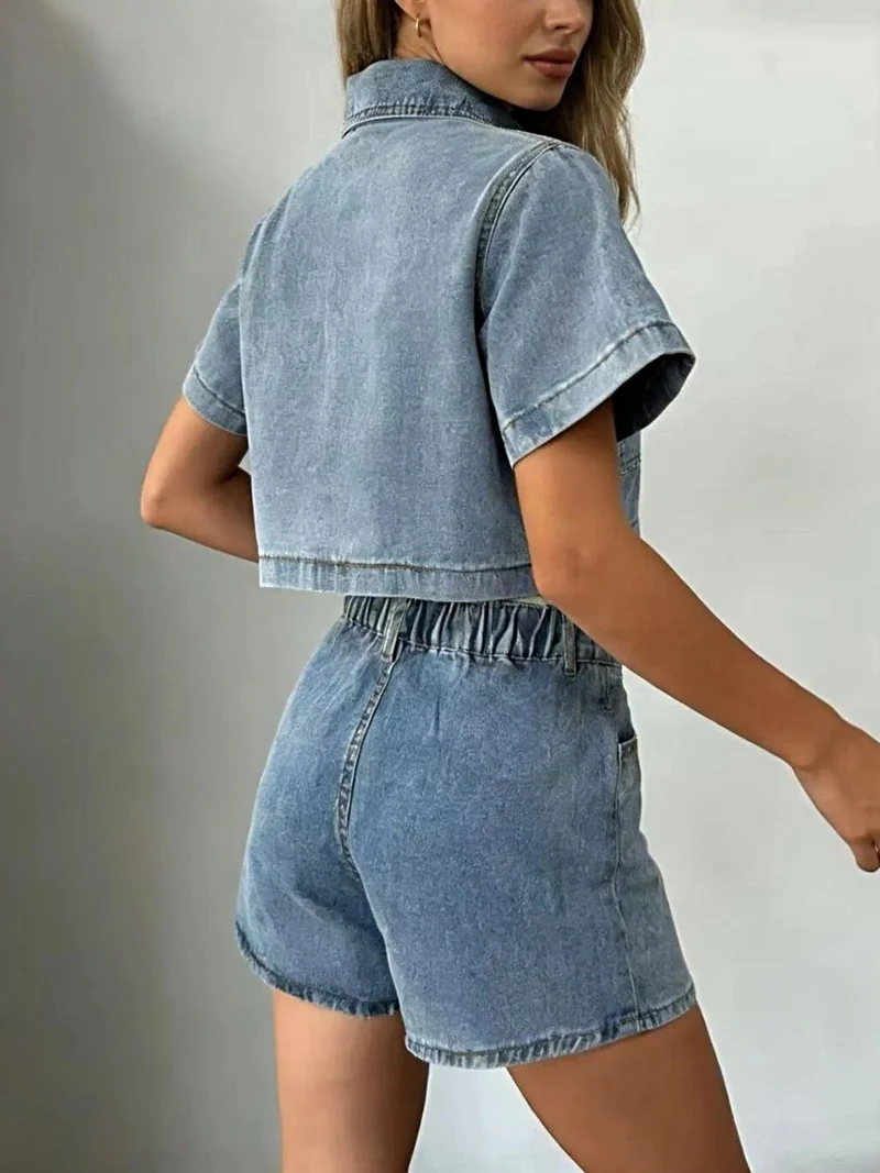 Stijlvolle crop top met knoopjes en bijpassende rokbroek - 85% katoenen denim, klassieke chique look