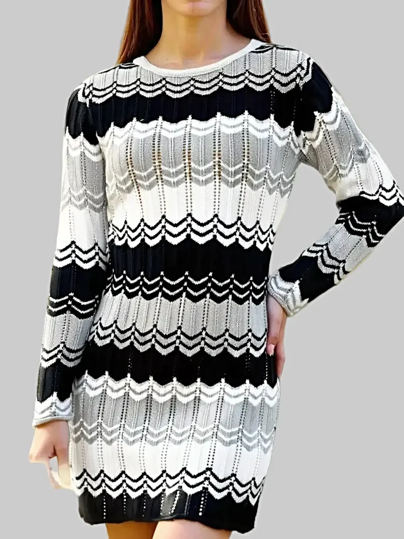 Elegante gebreide jurk met opengewerkt patroon, lange mouwen en lichte stretch.