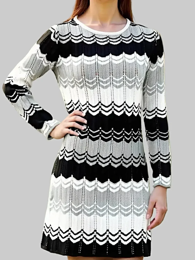 Elegante gebreide jurk met opengewerkt patroon, lange mouwen en lichte stretch.