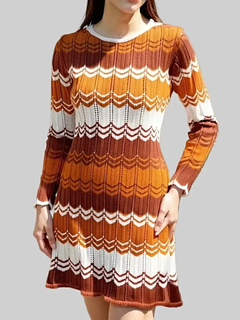 Elegante gebreide jurk met opengewerkt patroon, lange mouwen en lichte stretch.