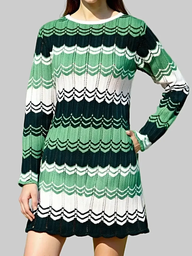 Elegante gebreide jurk met opengewerkt patroon, lange mouwen en lichte stretch.