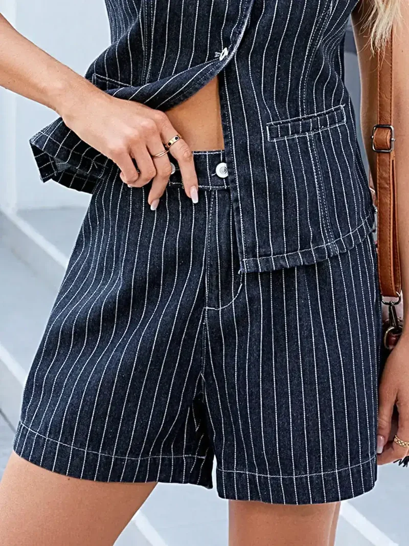 Stijlvolle casual zomeroutfit voor dames: gestreepte top met ronde hals en denim shorts.