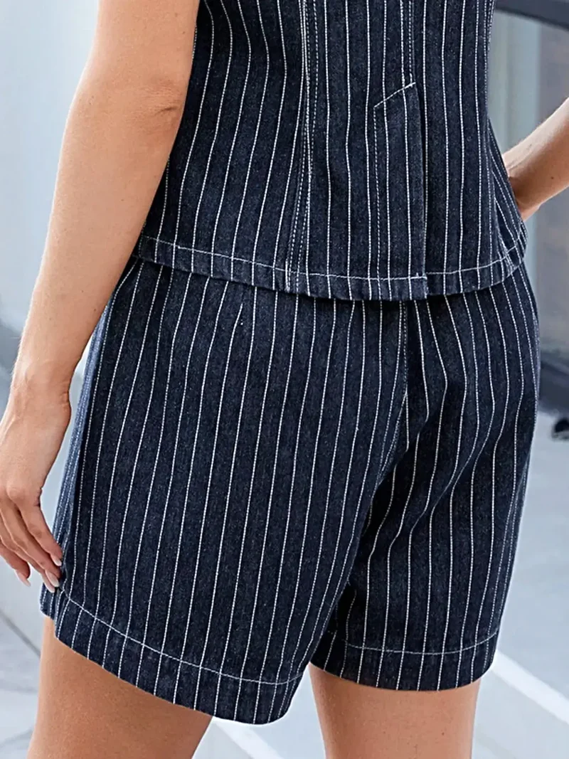 Stijlvolle casual zomeroutfit voor dames: gestreepte top met ronde hals en denim shorts.