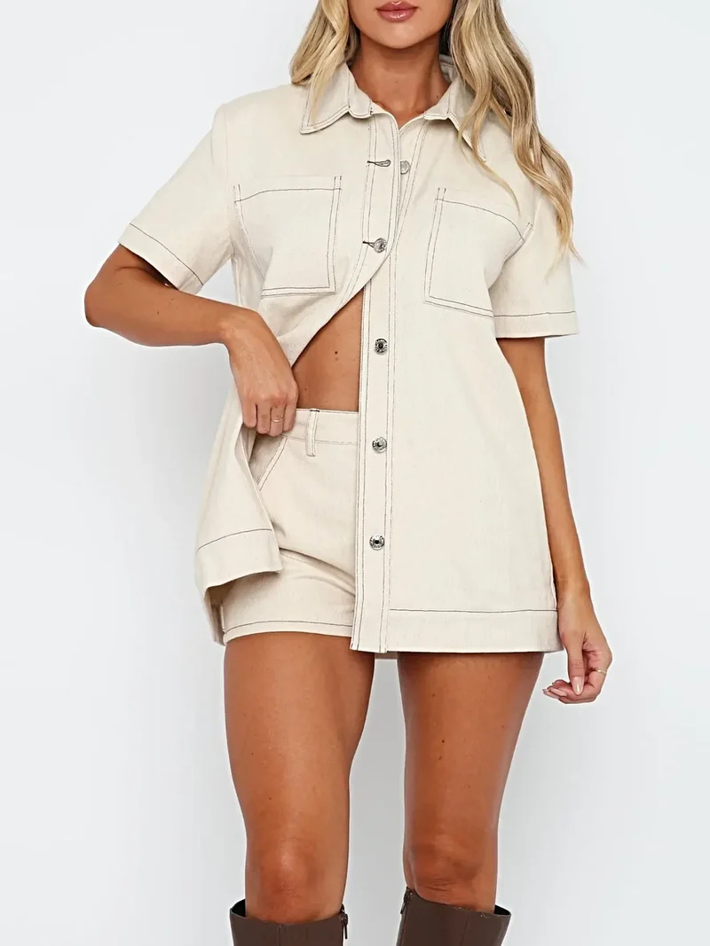 Stijlvolle tweedelige denimset bestaande uit een top met korte mouwen en knoopsluiting en een getailleerde short.