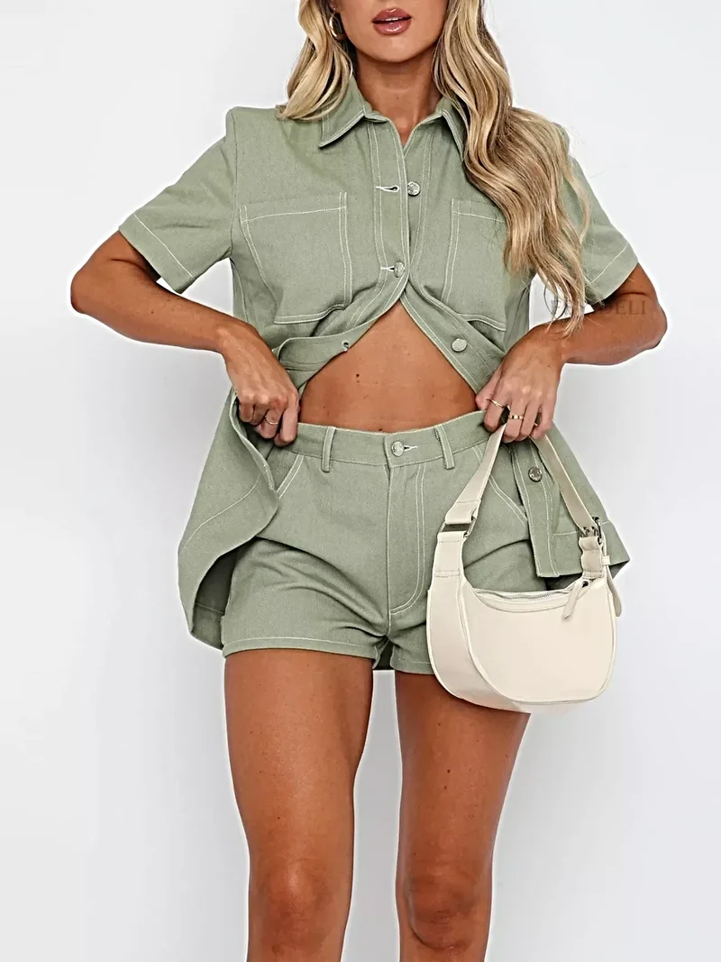 Stijlvolle tweedelige denimset bestaande uit een top met korte mouwen en knoopsluiting en een getailleerde short.