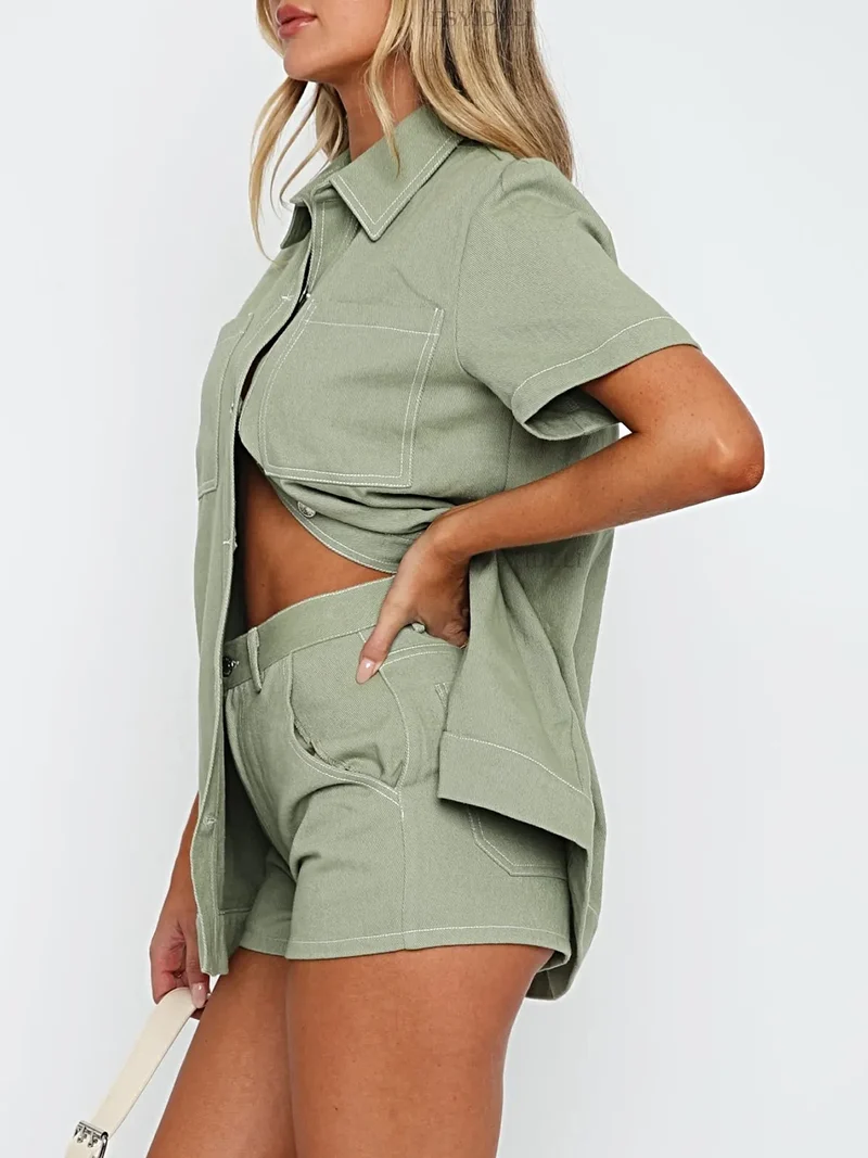 Stijlvolle tweedelige denimset bestaande uit een top met korte mouwen en knoopsluiting en een getailleerde short.