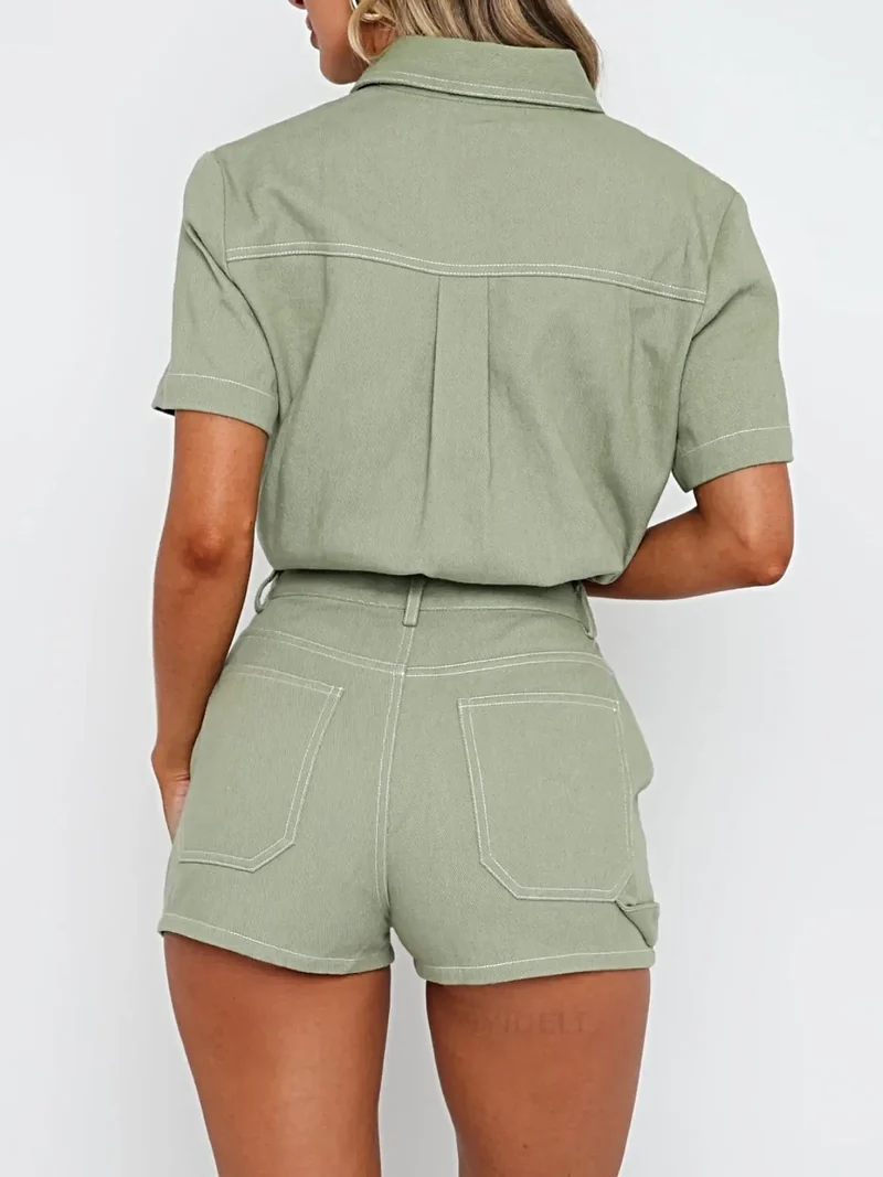 Stijlvolle tweedelige denimset bestaande uit een top met korte mouwen en knoopsluiting en een getailleerde short.