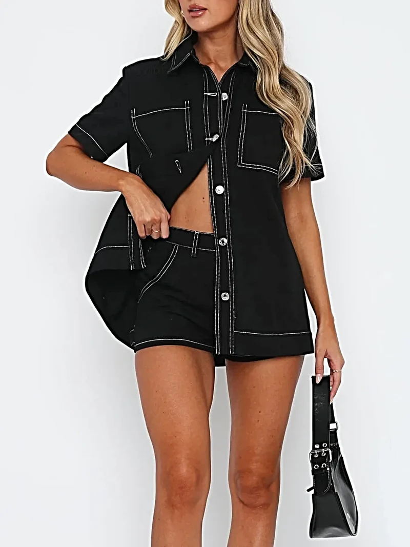 Stijlvolle tweedelige denimset bestaande uit een top met korte mouwen en knoopsluiting en een getailleerde short.