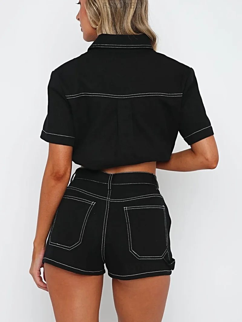 Stijlvolle tweedelige denimset bestaande uit een top met korte mouwen en knoopsluiting en een getailleerde short.
