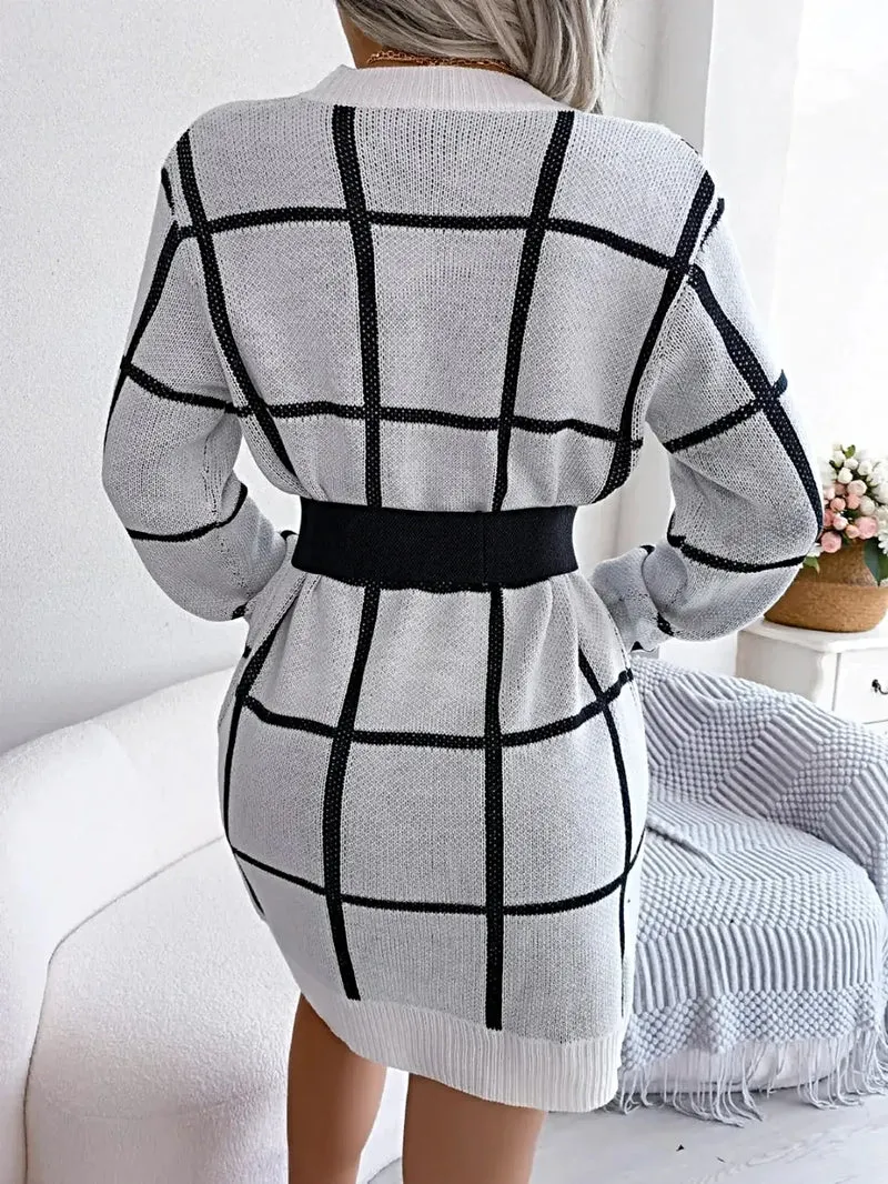 Geruite sweaterjurk - Jurk van acryl gebreide stof met ronde hals en verlaagde schouders en stretchstof.
