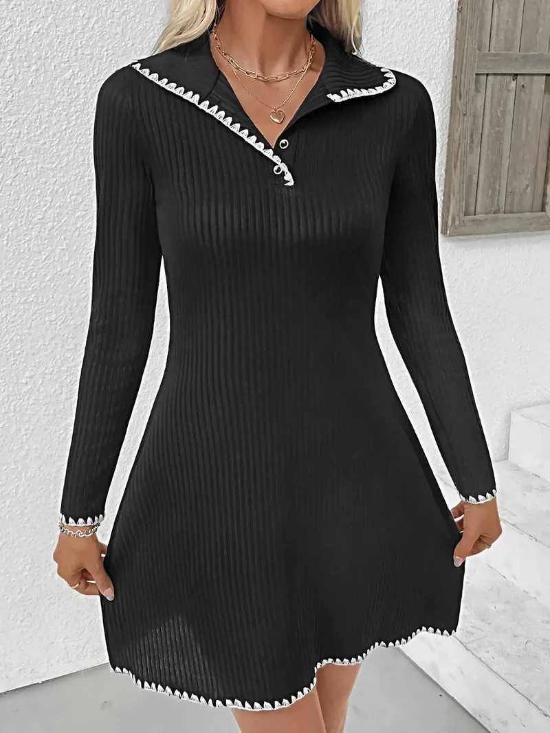Elegante, geribbelde sweaterjurk met lange mouwen, contrasterende bies en knoopsluiting, en een elastische pasvorm.