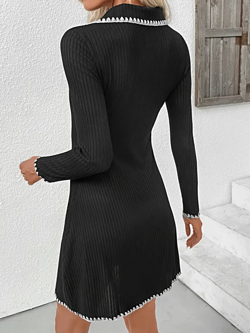 Elegante, geribbelde sweaterjurk met lange mouwen, contrasterende bies en knoopsluiting, en een elastische pasvorm.