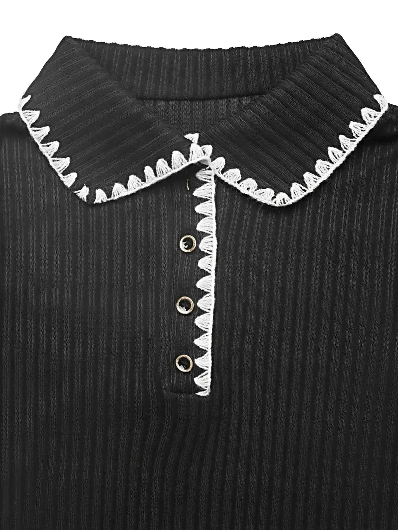 Elegante, geribbelde sweaterjurk met lange mouwen, contrasterende bies en knoopsluiting, en een elastische pasvorm.