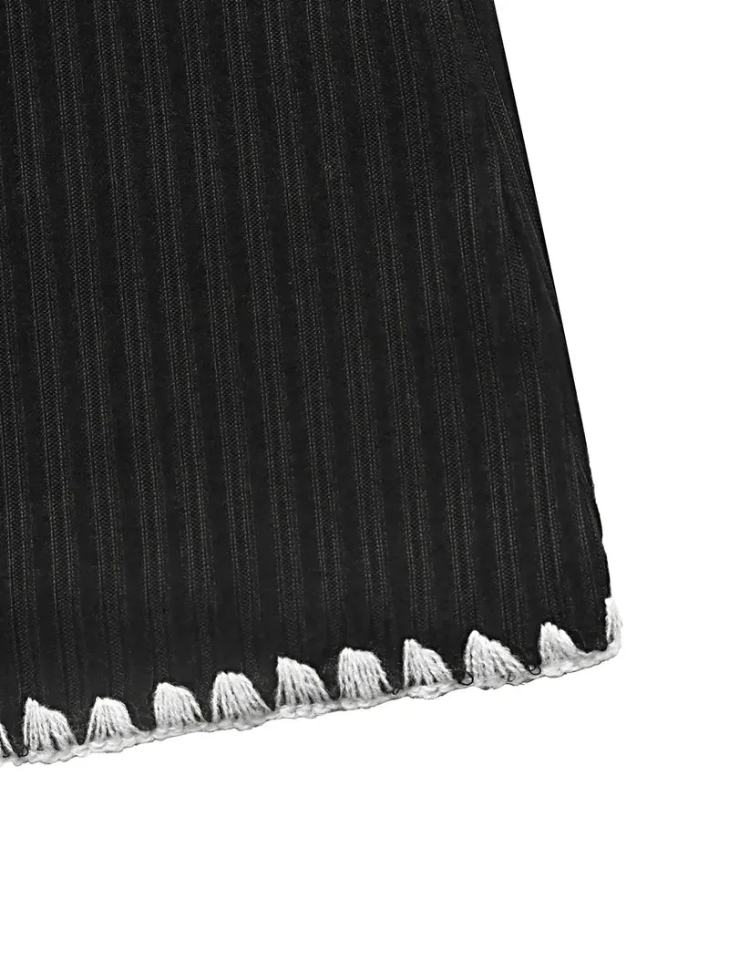 Elegante, geribbelde sweaterjurk met lange mouwen, contrasterende bies en knoopsluiting, en een elastische pasvorm.