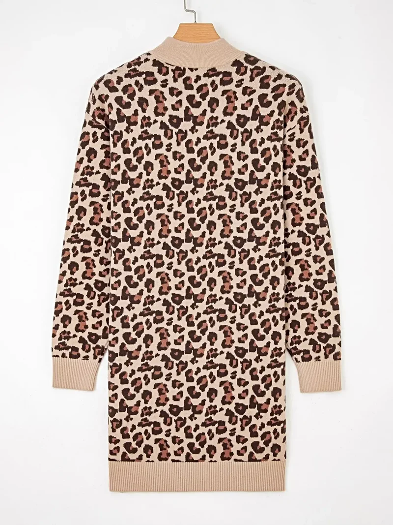 Trui-jurk met luipaardprint, ribgebreide details, hoge hals, lange mouwen en mini-zoom.