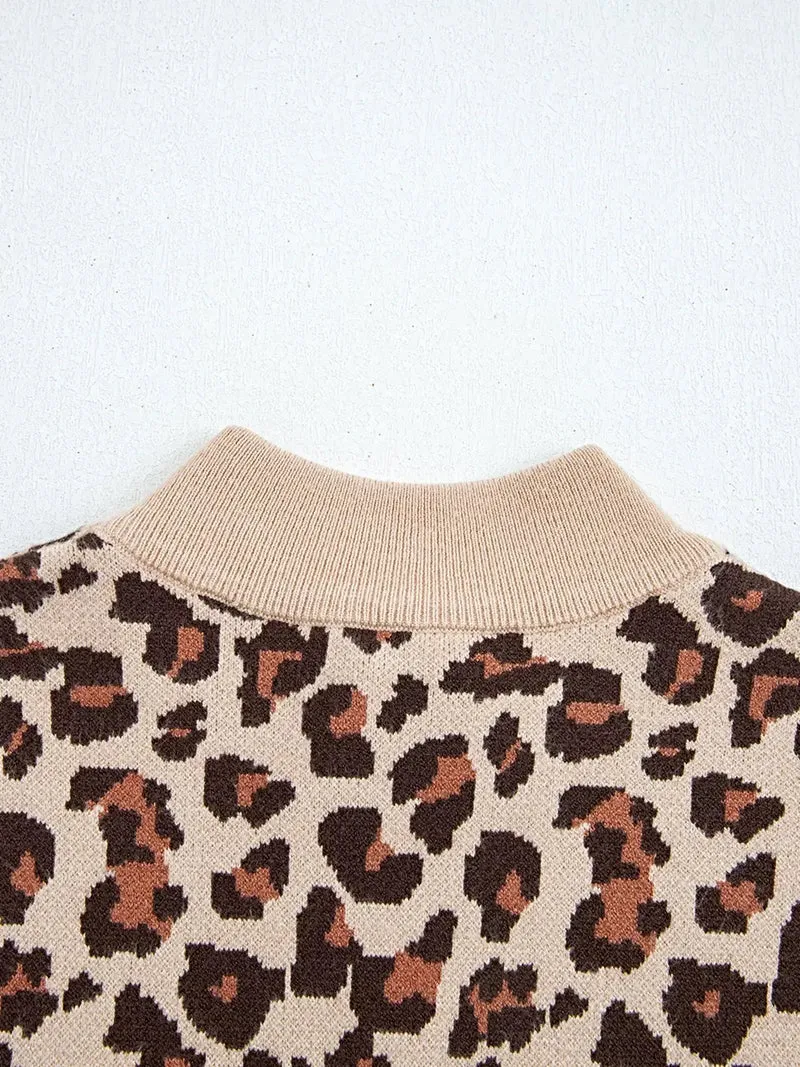 Trui-jurk met luipaardprint, ribgebreide details, hoge hals, lange mouwen en mini-zoom.