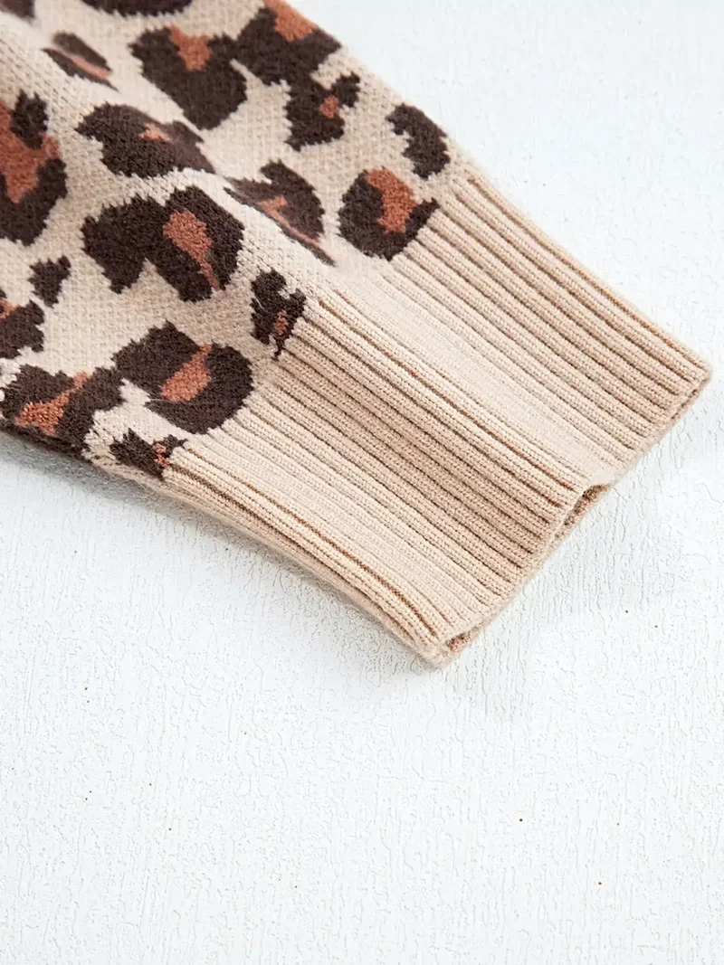 Trui-jurk met luipaardprint, ribgebreide details, hoge hals, lange mouwen en mini-zoom.