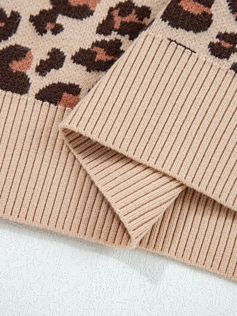 Trui-jurk met luipaardprint, ribgebreide details, hoge hals, lange mouwen en mini-zoom.