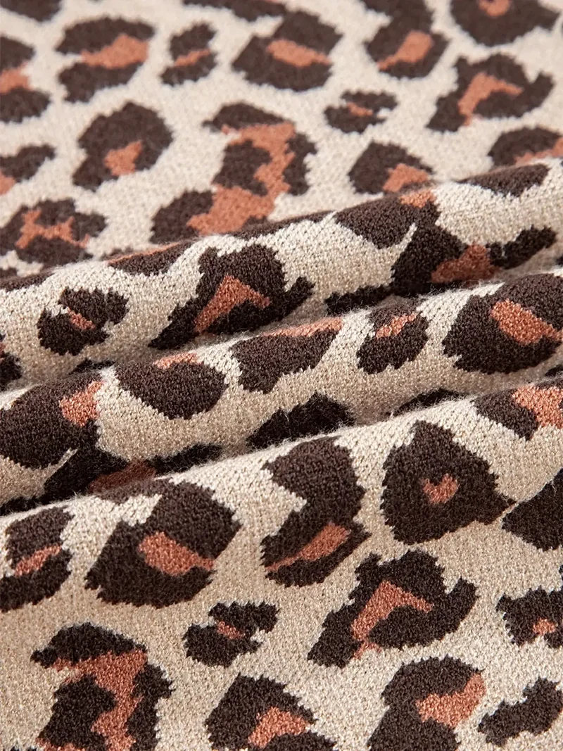 Trui-jurk met luipaardprint, ribgebreide details, hoge hals, lange mouwen en mini-zoom.