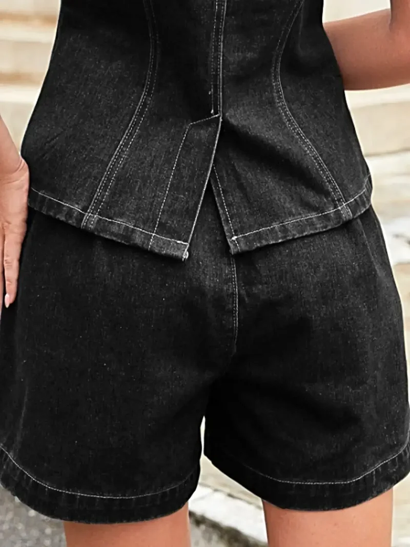 Luxe set bestaande uit een vest met knoopsluiting en een denim short - een klassieke tweedelige outfit voor een moeiteloze stijl.