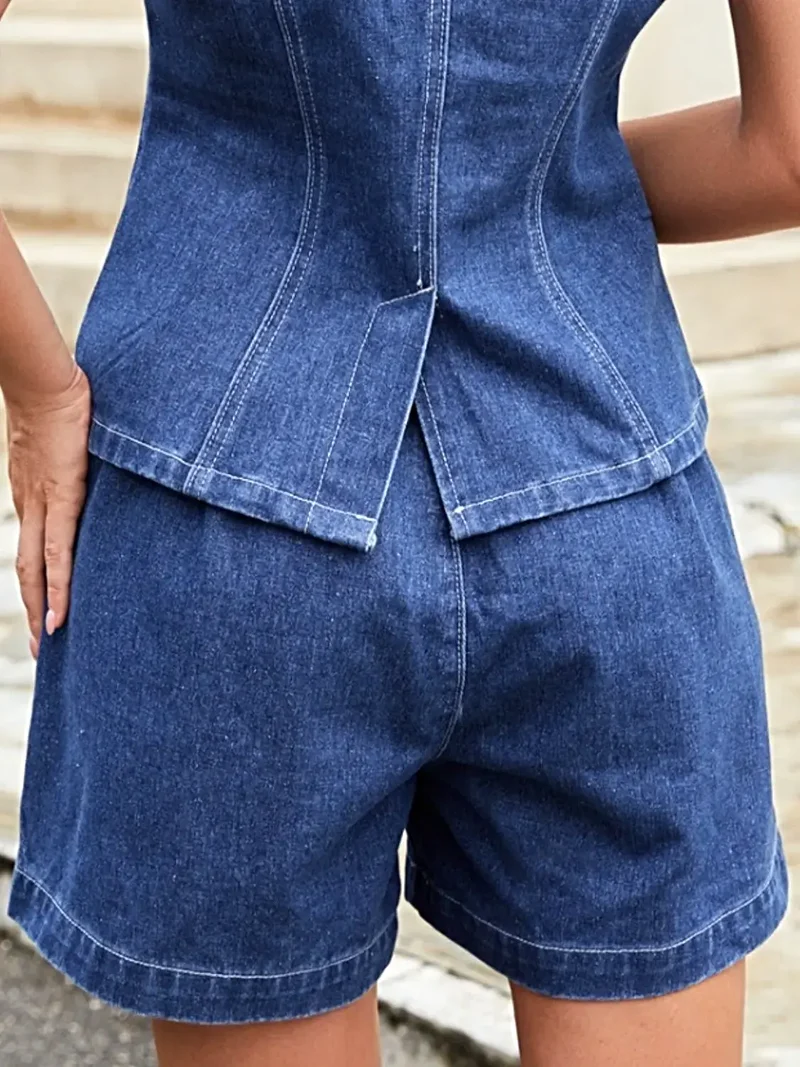 Luxe set bestaande uit een vest met knoopsluiting en een denim short - een klassieke tweedelige outfit voor een moeiteloze stijl.