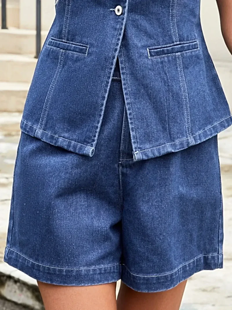 Luxe set bestaande uit een vest met knoopsluiting en een denim short - een klassieke tweedelige outfit voor een moeiteloze stijl.