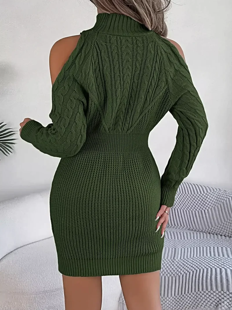 Damesjurk van kabelgebreide sweater met open schouders en colkraag.