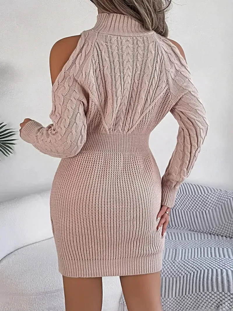 Damesjurk van kabelgebreide sweater met open schouders en colkraag.