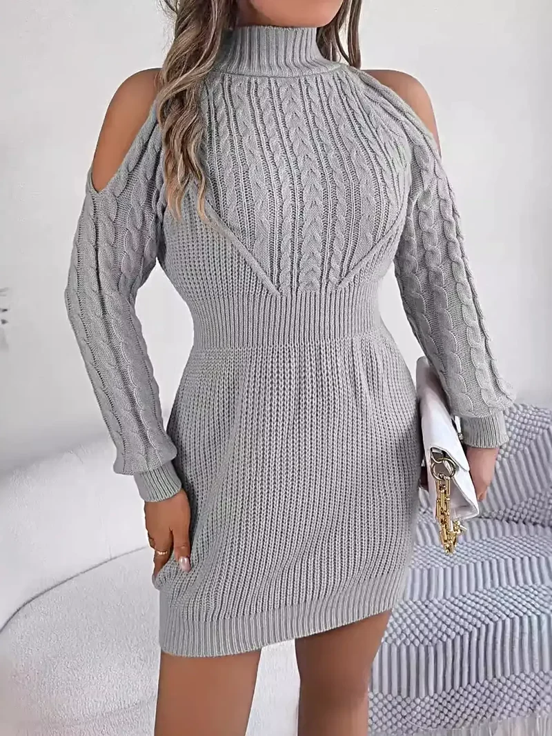 Damesjurk van kabelgebreide sweater met open schouders en colkraag.