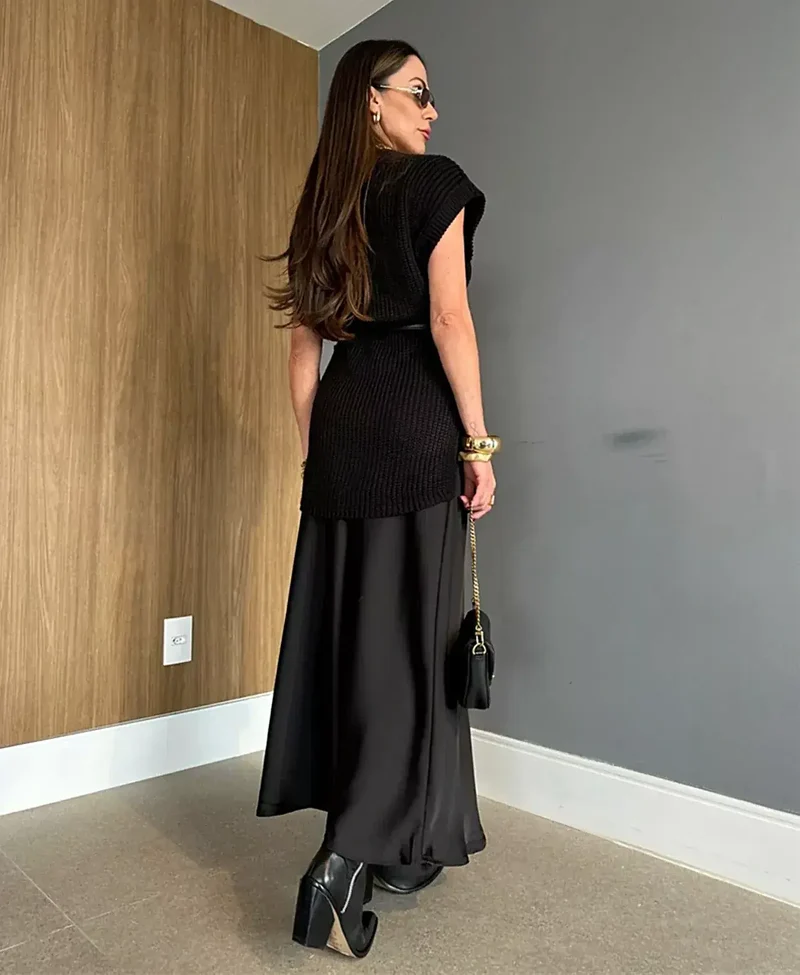 Trui-jurk met ribgebreide mouwen en ronde hals, gemaakt van zachte, elastische gebreide stof, elegant en vrouwelijk silhouet.